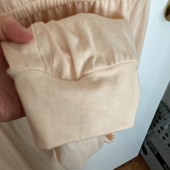 Pretty Garden, Peach color Jumpsuit, on or off shoulder. Size XL - Picture 10 of 16